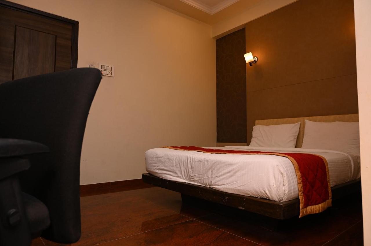 Hotel Center Point Solapur Buitenkant foto