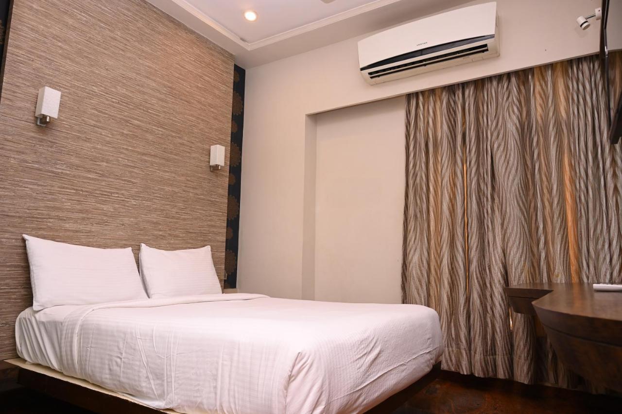Hotel Center Point Solapur Buitenkant foto