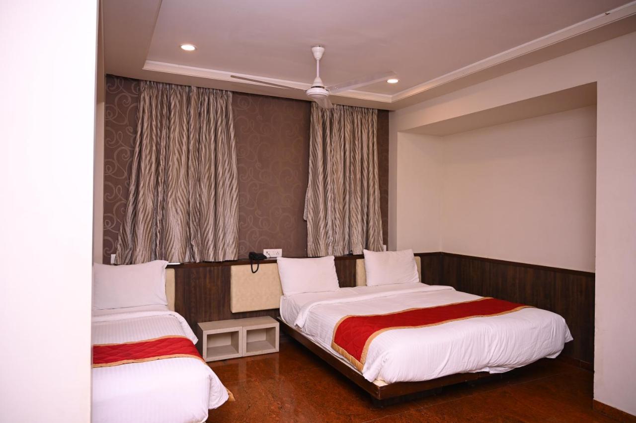 Hotel Center Point Solapur Buitenkant foto