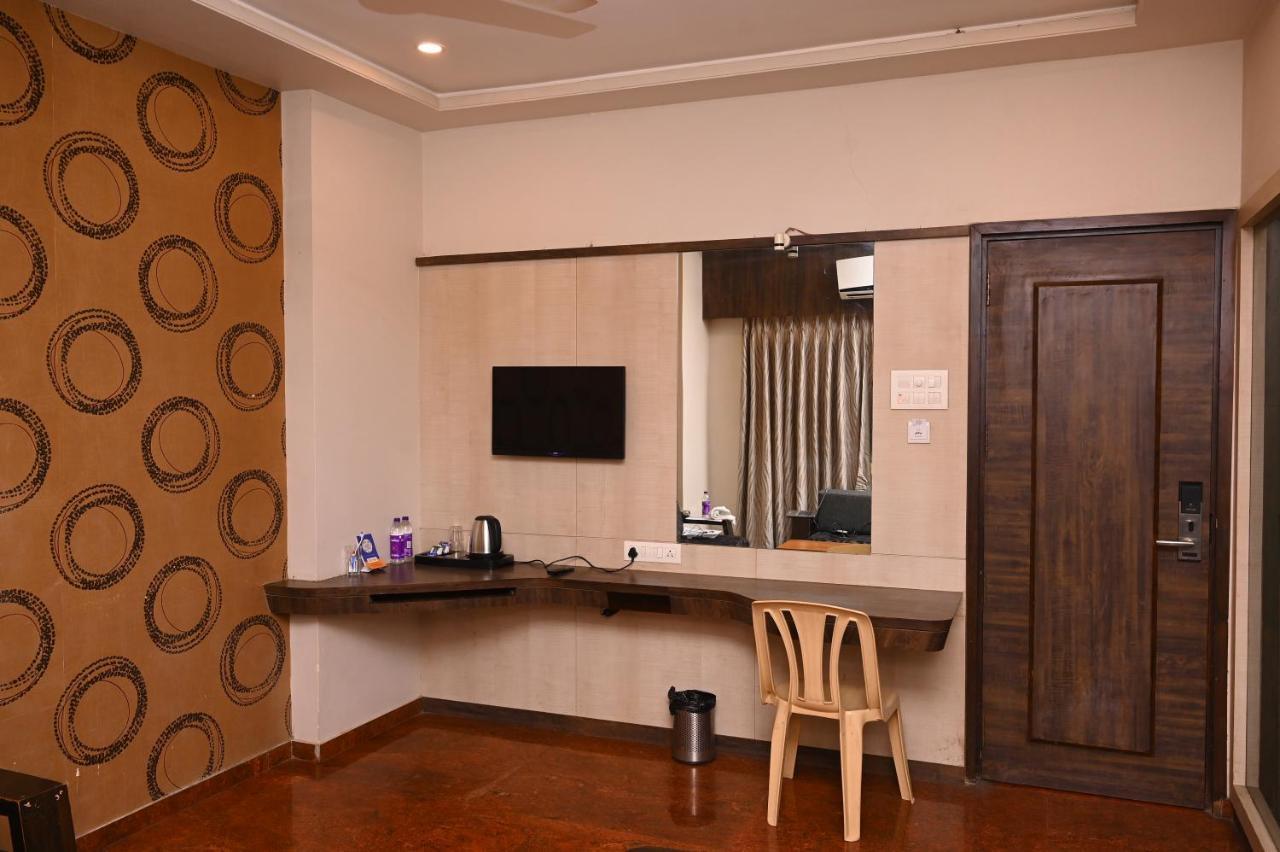 Hotel Center Point Solapur Buitenkant foto