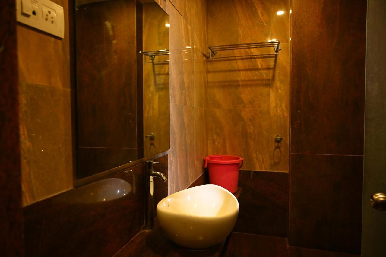 Hotel Center Point Solapur Buitenkant foto