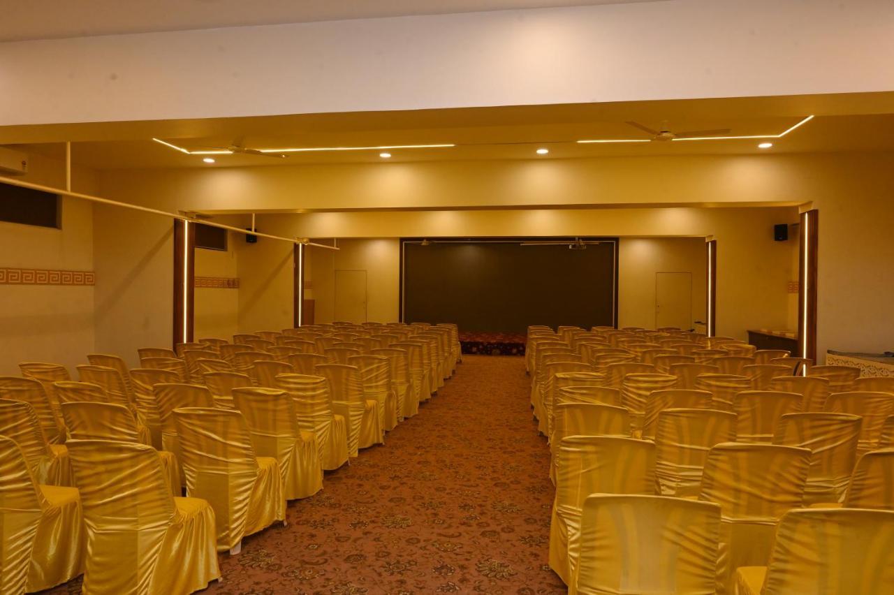 Hotel Center Point Solapur Buitenkant foto