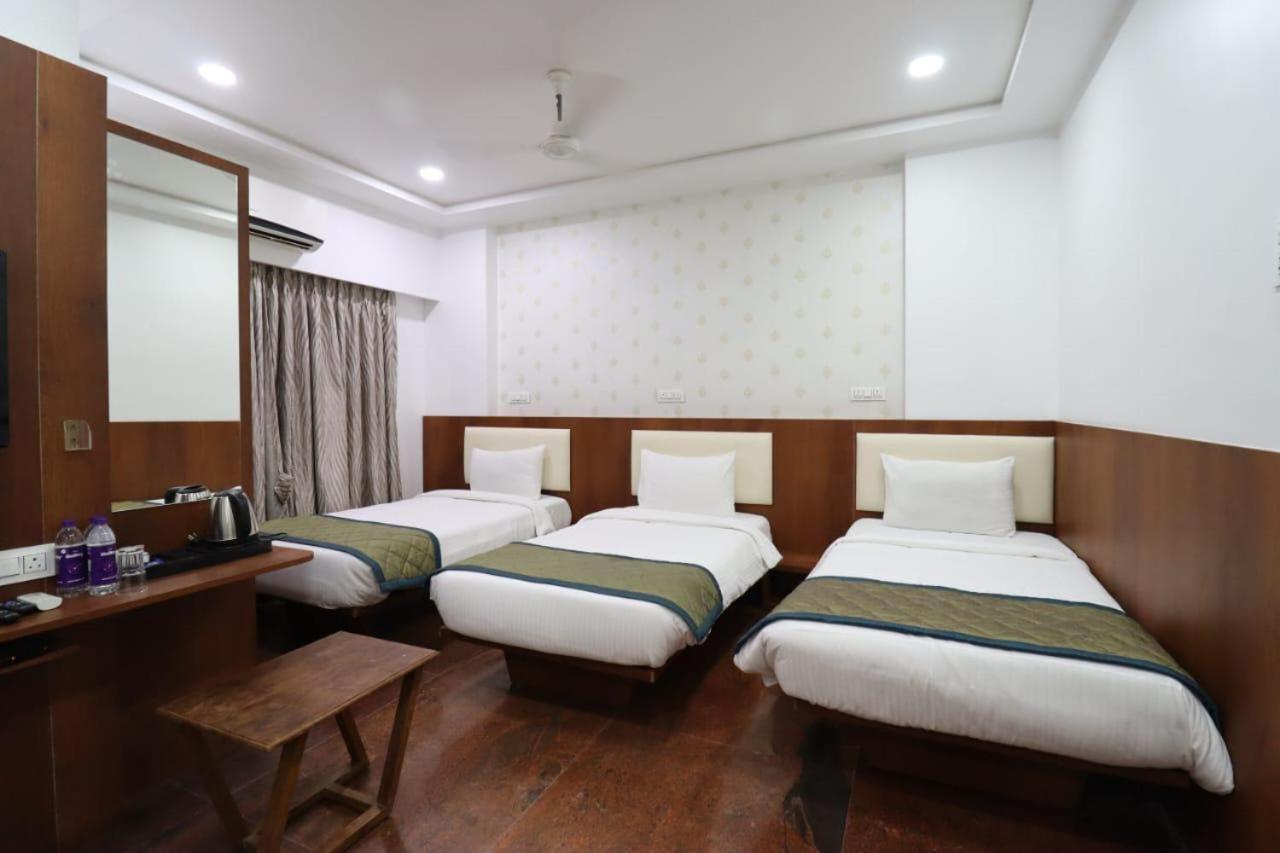 Hotel Center Point Solapur Buitenkant foto