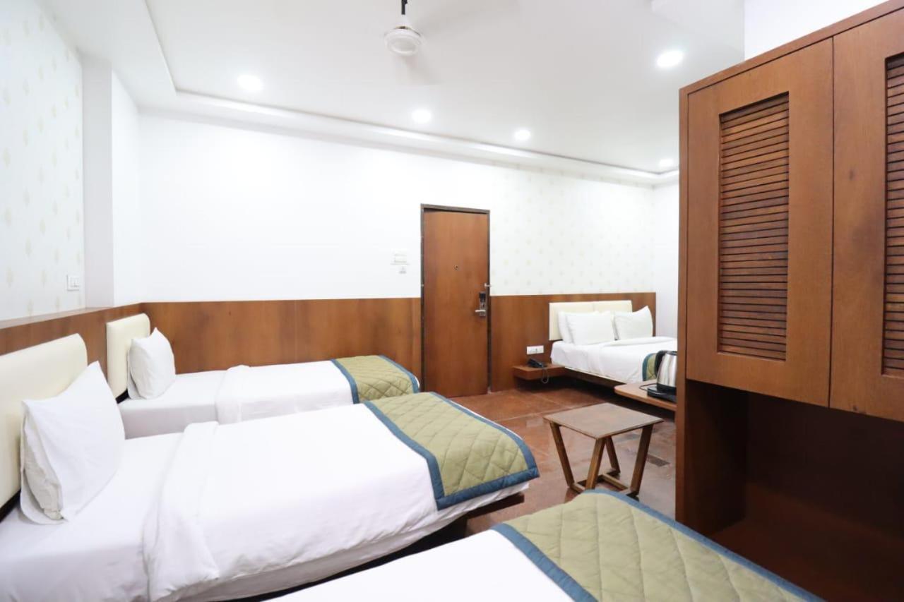 Hotel Center Point Solapur Buitenkant foto